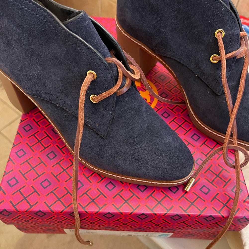 NWT Tory Burch Navy/Almond Hilary 75MM Bootie